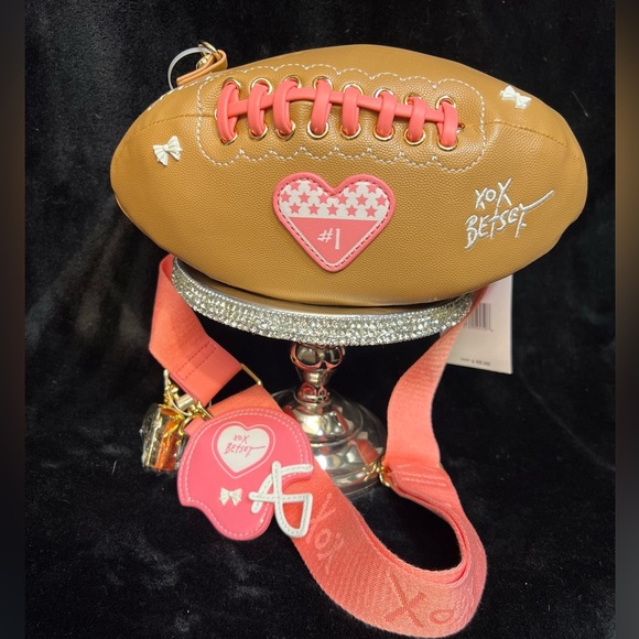 🏈🩷 Betsey Johnson Kitsch Crossbody
Football XOTOSS🏈🩷NWT - Picture 4 of 11
